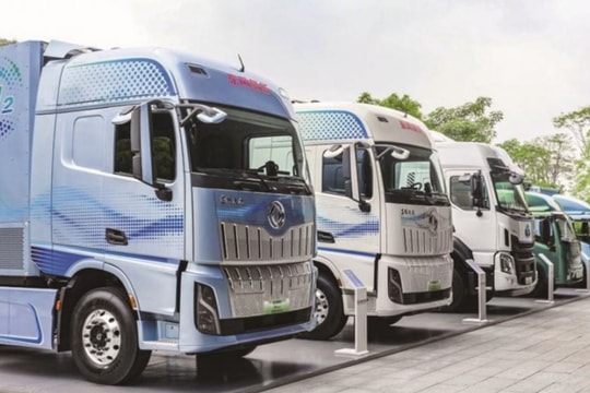 Phát hiện đội xe tải Trung Quốc với đầu kéo nặng 49 tấn, không dùng xăng cũng không cần sạc điện, âm thầm làm nhiệm vụ quan trọng