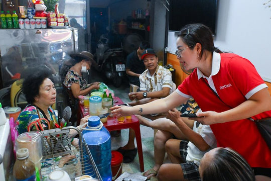 Hành trình vượt nắng, thắng mưa, gõ cửa từng nhà xác thực thuê bao di động