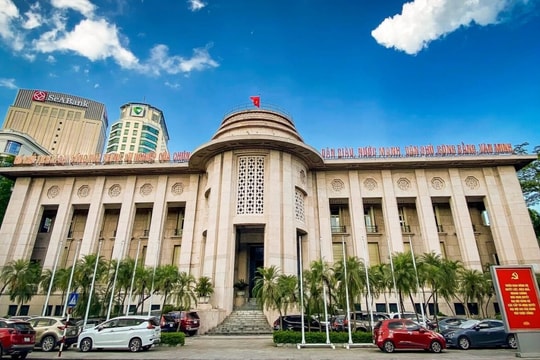 Ngân hàng Nhà nước có loạt động thái mới tuần qua: 'Nới room' tín dụng bất động sản, đề xuất sửa Nghị định 24, ra tuyên bố chung với Bộ Tài chính Mỹ