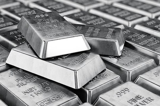Quỹ bạc do BlackRock quản lý “xả” 100 tấn bạc chỉ trong một tuần