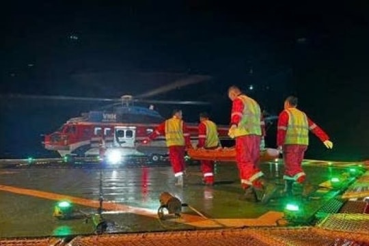 Nghẹt thở pha điều trực thăng cứu ngư dân chấn thương sọ não từ giàn khoan tỷ đô của Việt Nam