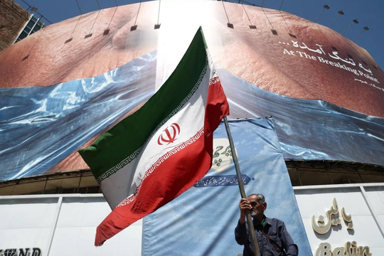 Iran tuyên bố ngừng trao đổi với Mỹ, phong toả hoàn toàn eo biển Hormuz, giá dầu tăng dựng đứng 7%