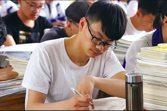 Nam sinh chỉ viết hơn 20 chữ vào bài thi môn Văn rồi nộp bài, Hiệu trưởng đọc xong lập tức "đặc cách" tuyển thẳng