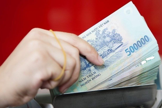 Nhân viên vệ sinh môi trường đang làm việc thì phát hiện cọc tiền mặt 500k, trị giá 37,5 triệu đồng nằm chơ vơ, công an vào cuộc truy tìm chủ nhân