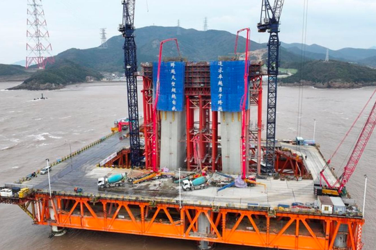 Phát hiện Trung Quốc cắm 18 cọc thép dài gần 90 mét ở giữa sông, ‘tháp’ cao bằng toà nhà 100 tầng sắp lộ diện