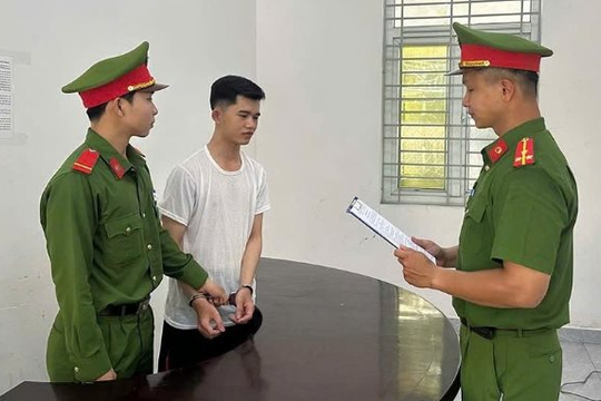 Thi hành lệnh bắt tạm giam quản lý kiêm thu ngân chiếm SN 1999 liên quan tới số tiền 881 triệu đồng của quán ăn
