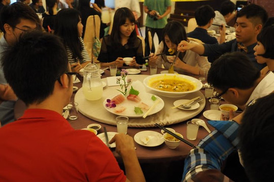 Nam sinh thi đỗ ĐH top đầu, bố mời cả họ tới mở tiệc linh đình nhưng 1 vị khách vừa tới đã nói thẳng: “Con anh nên thi lại ngay”