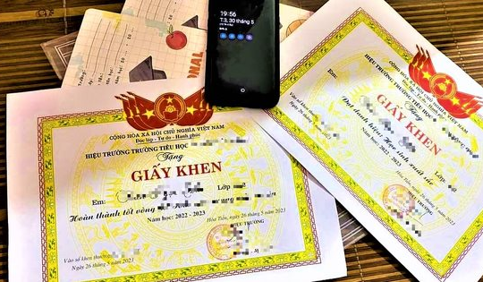 Lời khuyên cho những phụ huynh hay đăng giấy khen, bảng điểm của con lên mạng xã hội