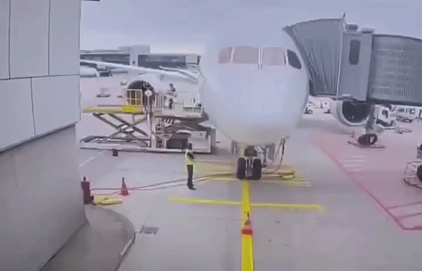 Boeing 787 “khuỵu chân”, mũi suýt cắm xuống đất, nhân viên mặt đất thoát tai vạ trong gang tấc