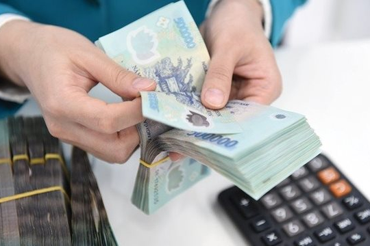Cổ phiếu đang bị cảnh báo, một doanh nghiệp vẫn chia tiền mặt và thưởng cổ phiếu cho cổ đông