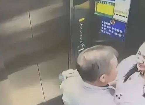 Bê bối tình ái chấn động: Chủ tịch tập đoàn công nghệ lộ clip thân mật với nữ influencer, ngay lập tức vốn hoá công ty bay 7,5 tỷ USD