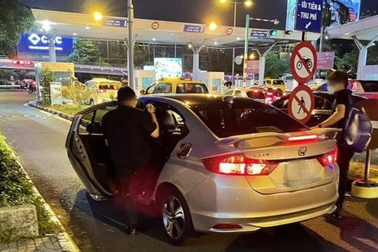 Khởi tố 12 người liên quan đến thủ đoạn mới, dùng thiết bị điện tử, công nghệ để  gian lận cước taxi