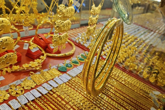 Tối ngày 10/6, giá vàng lao dốc mạnh 