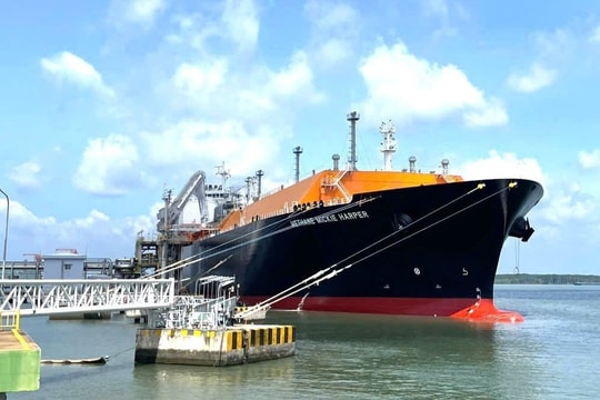 Tàu LNG khổng lồ từ Canada cập cảng Thị Vải, đưa 73.000 tấn nhiên liệu về Việt Nam