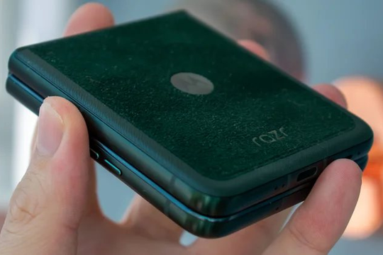 “Điện thoại nắp gập” kinh điển được Motorola mang trở lại Việt Nam, rất đáng sở hữu lúc này