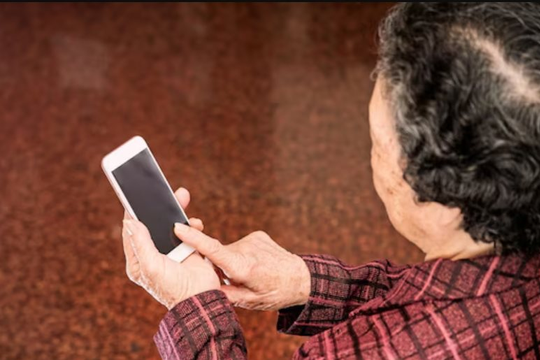 Gen Z cố gắng 'cai nghiện' smartphone, U60 lại đổ đi xô học AI: Cuộc đảo ngôi công nghệ gây bất ngờ năm 2026