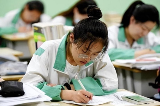 Nữ sinh học giỏi nhất tỉnh nhưng ngủ gần hết giờ thi ĐH, vừa nộp bài vừa khóc lớn: Đến lúc công bố điểm cả trường đều thấy khó tin