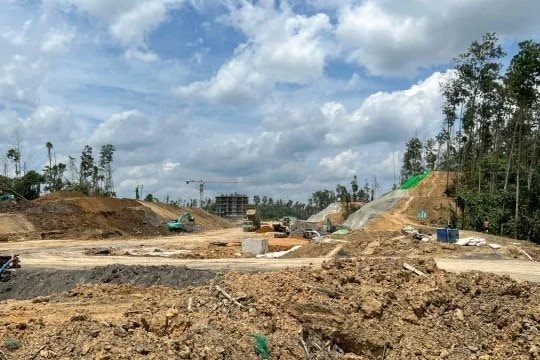 Phát hiện loạt xe ủi Trung Quốc rầm rộ san phẳng rừng rậm, xây công trình 'thế kỷ' trị giá hàng chục tỷ USD, rộng gần 2.600 km² tại nước láng giềng Việt Nam