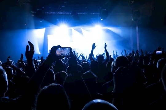 10 giây check-in, hàng vạn lightstick đồng bộ: Công nghệ đang biến concert thành “vũ trụ giải trí”