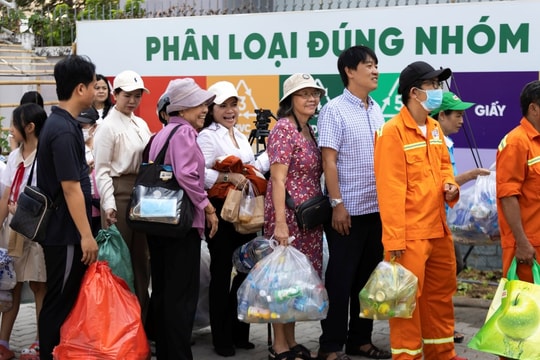 Một “ông lớn” hàng tiêu dùng cắt giảm 1.400 tấn nhựa nguyên sinh mỗi năm, đưa công nghệ vào thu hồi rác tái chế tại TP.HCM
