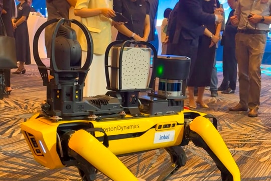 Chó robot tại nhà máy Intel Việt Nam đi tuần, kiểm tra rò rỉ khí gas, nhiệt độ, áp suất