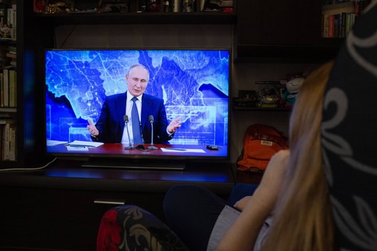 "Kỹ tính" như người Nga: Không mê TV LG hay Samsung, chỉ dùng TV Trung Quốc, đã thế chỉ thích màn nhỏ 32 inch