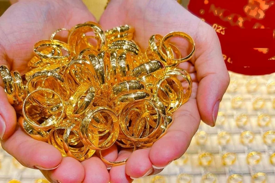 Đảo chiều, giá vàng nhẫn, vàng miếng ngày 15/6 tiếp tục đi lên: Nhiều người lãi đậm trong cảm giác ngỡ ngàng