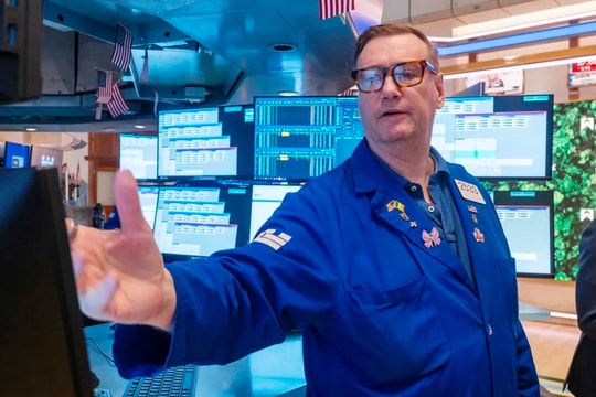 Chứng khoán Mỹ xanh rực rỡ, Dow Jones phá đỉnh mọi thời đại khi tăng vọt 500 điểm, giá dầu thủng mốc 80 USD/thùng