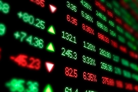 Cổ phiếu chứng khoán tiếp tục dẫn sóng, VN-Index tích lũy hơn 8 điểm