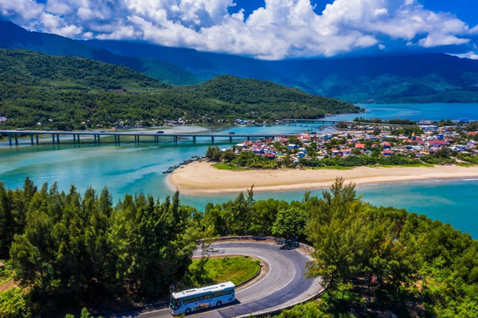 Không phải Phú Quốc, đây là nơi duy nhất ở Việt Nam lọt Top điểm đến tuyệt vời nhất mùa hè: Vừa có núi vừa có biển, mới thu ngân sách hơn 34.000 tỷ đồng