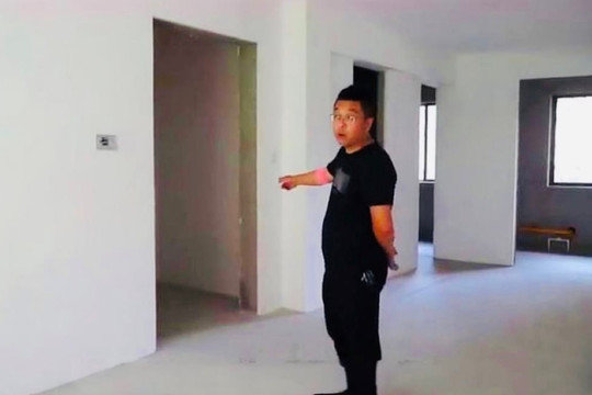 Mua căn hộ 117 m² với giá hơn 7 tỷ đồng, người đàn ông phát hiện nhà không có cửa chính, chủ đầu tư tuyên bố: “Có thể vào bằng cửa sổ”