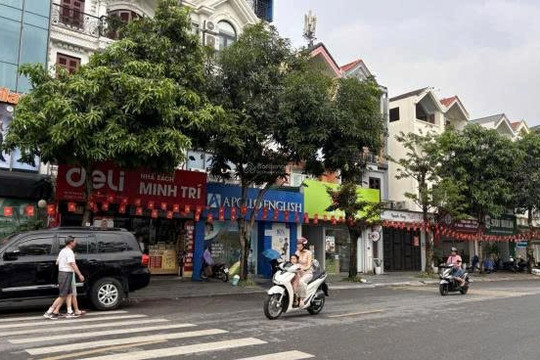 Công an Hà Nội ập vào một ngôi nhà trên phố Đức Giang