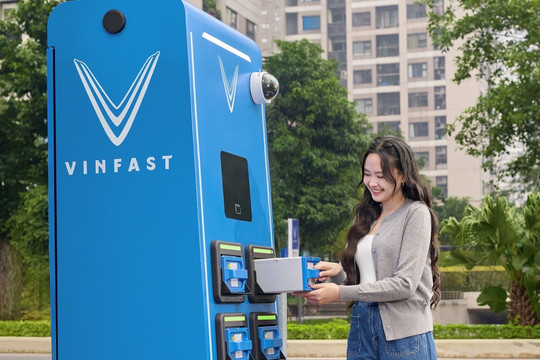 Công ty của tỷ phú Phạm Nhật Vượng bắt tay Điện lực Hà Nội triển khai 10.000 tủ đổi pin