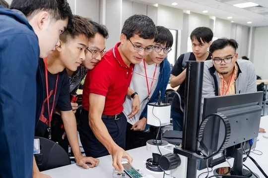 Một trường ĐH vừa tung học bổng gần 1 tỷ đồng/năm để “chiêu mộ nhân tài” AI, kỹ thuật: Trợ cấp thêm tới 30 triệu đồng/tháng