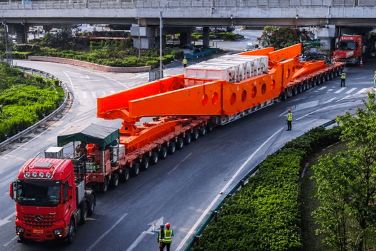 Phát hiện đoàn xe tải Trung Quốc ‘dính liền nhau’ dài gần 100 mét, liên tục di chuyển với tốc độ 5km/h, đang thực hiện nhiệm vụ đặc biệt