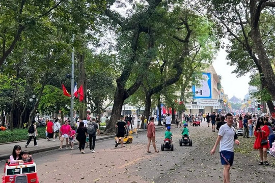 Từ 1/7, người dân có hộ khẩu thường trú tại Hà Nội thuộc nhóm này được miễn phí 100% khoản phí đặc biệt
