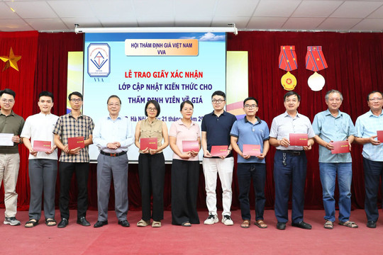 Bế giảng lớp cập nhật kiến thức về thẩm định giá CNKT2026.07 tại Hà Nội