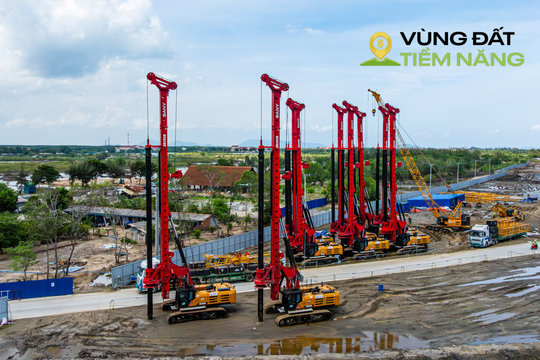 Diễn biến mới ở tuyến đường sắt 102.000 tỷ nối Bến Thành - Cần Giờ: Khoan địa chất ở trung tâm, máy móc hạng nặng tập kết ở depot