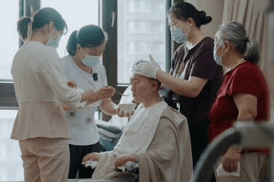 'Chỉ có cái chết mới ngăn được tôi': Phó chủ tịch một công ty TMĐT bị liệt, vẫn làm việc 12 tiếng/ngày, dùng mắt để gõ chữ trên máy tính