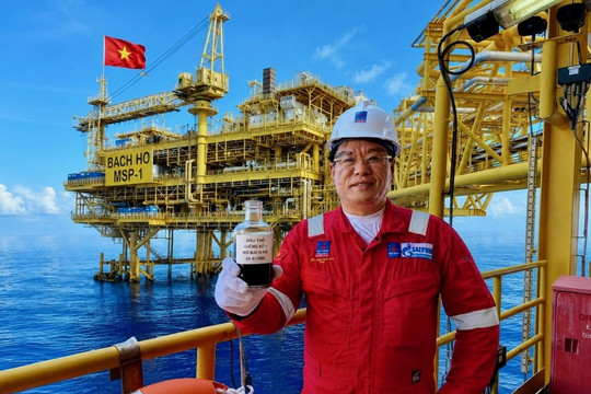 Tiếng “lóc cóc” trong đường ống và dòng dung dịch đen đen, sóng sánh chảy ra, một tiếng nổ vang lên: Việt Nam đón khoảnh khắc lịch sử