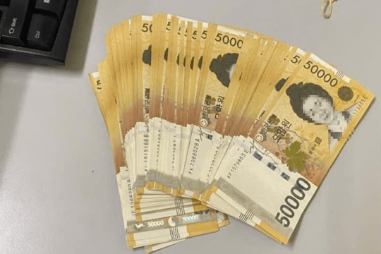 Phát hiện bọc tiền gần 100 triệu đồng gồm 100 tờ tiền mệnh giá 50.000 won nằm chơ vơ trên xe đẩy hành lý, Cảng Hàng không quốc tế Nội Bài lập tức xác minh