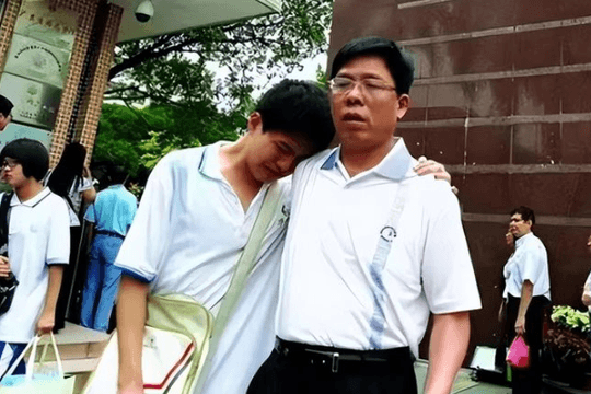 Nam sinh học giỏi được cả làng kỳ vọng, đang du học nước ngoài bỗng "bặt vô âm tín", 14 năm sau gia đình mới phát hiện để đón về