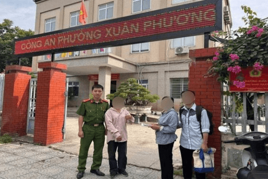 Phát hiện cọc tiền 11 triệu đồng và sổ tiết kiệm 130 triệu đồng nằm lăn lóc bên đường, công an dùng các biện pháp nghiệp vụ lập tức xác minh
