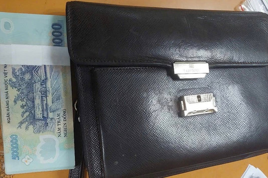 Phát hiện cọc tiền 500.000 đồng và 1 thẻ BHYT nằm chơ vơ tại nhà ga, Cảng Hàng không quốc tế Nội Bài lập tức xác minh