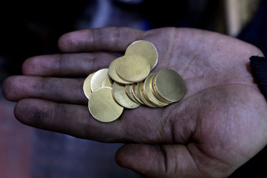 Giá vàng bốc hơi 29% giá trị so với đỉnh, chưa dừng đà tăng khi thị trường dự đoán 64% khả năng Fed tăng lãi suất