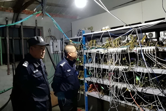 Phát hiện căn nhà không người ở vẫn phát sinh 1 triệu đồng tiền điện mỗi tháng: Cảnh sát ập vào, sững sờ trước cảnh tượng bên trong 
