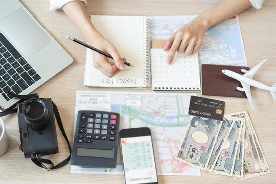 Né cảnh xếp hàng đổi tiền mùa cao điểm, nhiều người chuyển sang mua ngoại tệ online