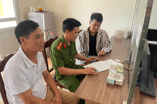 Công an điều tra số tiền 500 triệu đồng chuyển tới tài khoản của Trần Quang Tuyến SN 1995, một người đàn ông SN 1961 có liên quan
