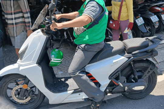 Xe máy điện Malaysia bất ngờ lăn bánh ở TP.HCM: 5 giây đầy pin, chạy gần 100km/h, có cửa thắng xe Việt?