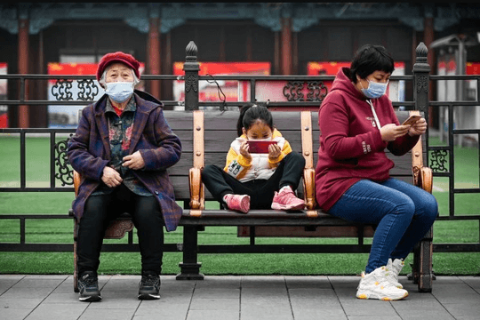 Cha mẹ dùng điện thoại 9 giờ/ngày: Thách thức lớn nhất thời đại số và làm sao để trở thành tấm gương "tắt máy" đúng lúc?